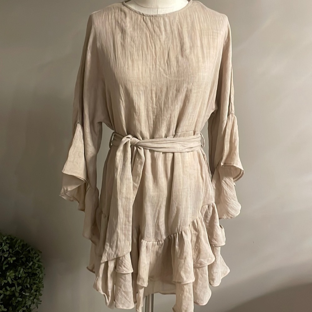 Polly ruffled tier bottom dress / kimono bell sleeves size 8 / belted / tan
